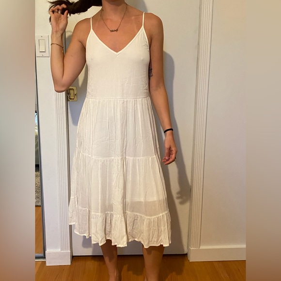 White flowy layered summer dress. Like new condition only work once - Picture 1 of 4